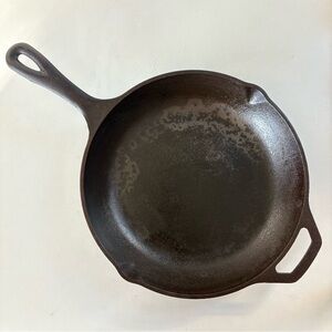 Vintage Lodge Cast Iron Skillet Fry Pan CS2 10.5” Diameter Made In USA